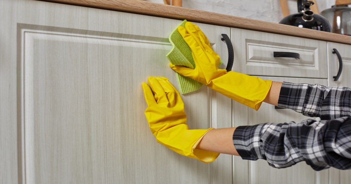 Hands Gloves With Green Rag Is Cleaning Kitchen Cabinets Housework Housekeeping Concept Close Up (4)